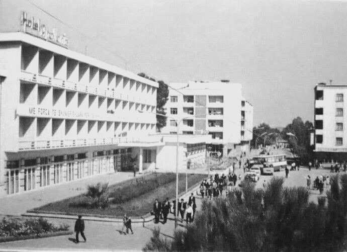  Turistja suedeze që erdhi me firmën jugosllave  Atllas   u paralajmërua që në Pikën Kufitare në Hot të hiqte minifundin  por    