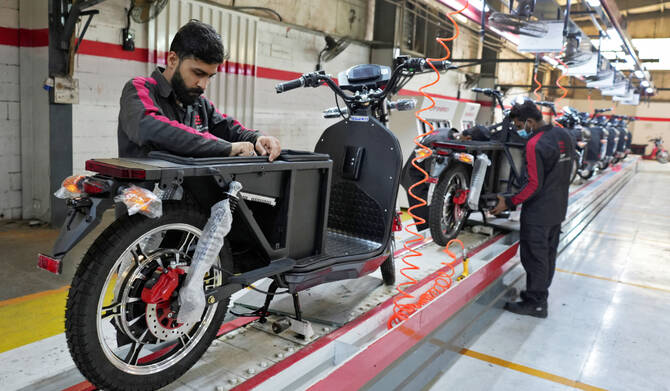 Rritja e kostove dhe frika nga mungesa e karburantit po i shtyjnë njerëzit drejt përdorimit të motoçikletave elektrike