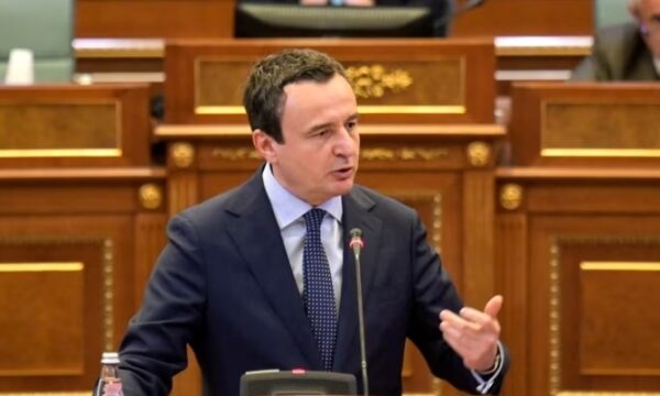 Kurti shfrytëzon Kuvendin për të bërë fushatë, sulmon opozitën: Janë në rënie të lirë