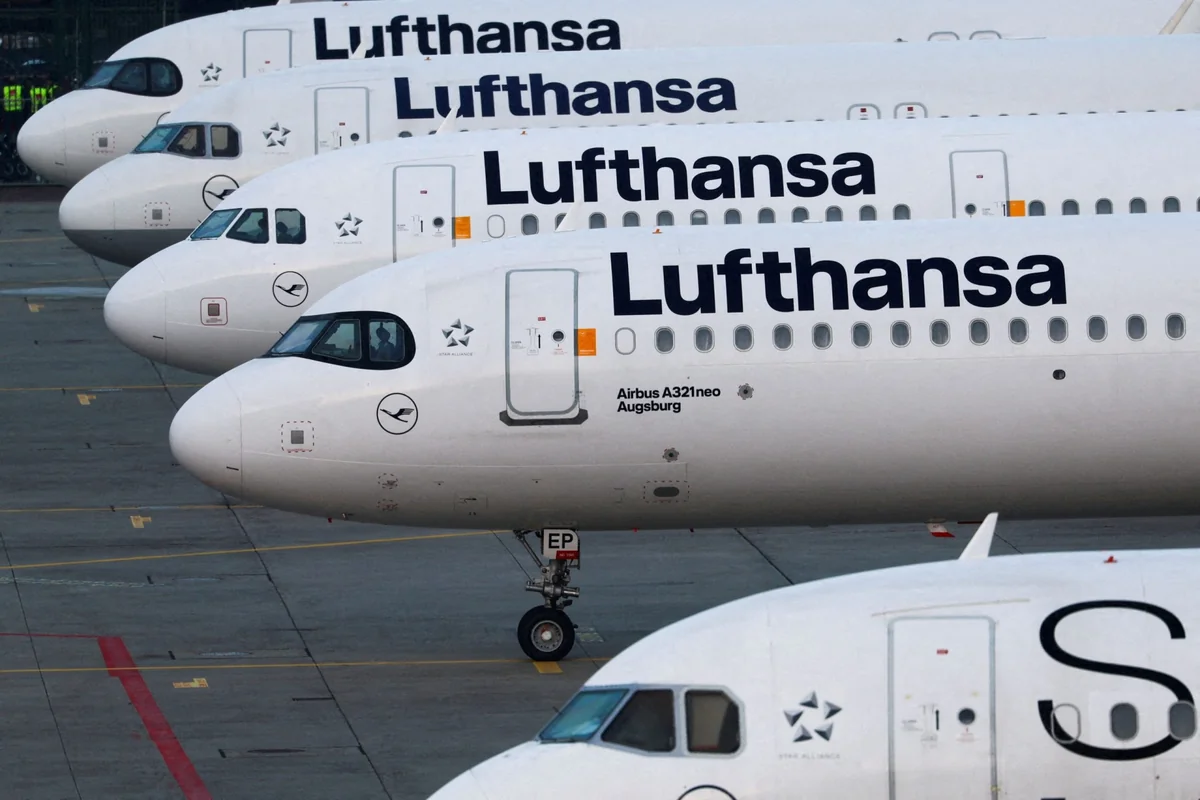 Lufthansa anulon dhjetëra mijëra fluturime për shkak të mungesës së karburantit