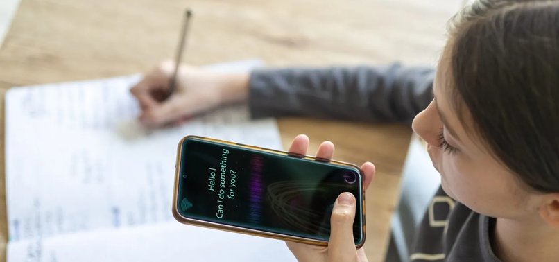 Mësuesit në Mbretërinë e Bashkuar paralajmërojnë se inteligjenca artificiale dëmton të menduarit kritik të nxënësve