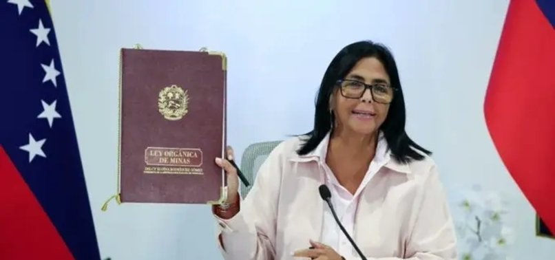 Presidentja në detyrë e Venezuelës nënshkruan ligjin e ri për minierat për të tërhequr më shumë investime