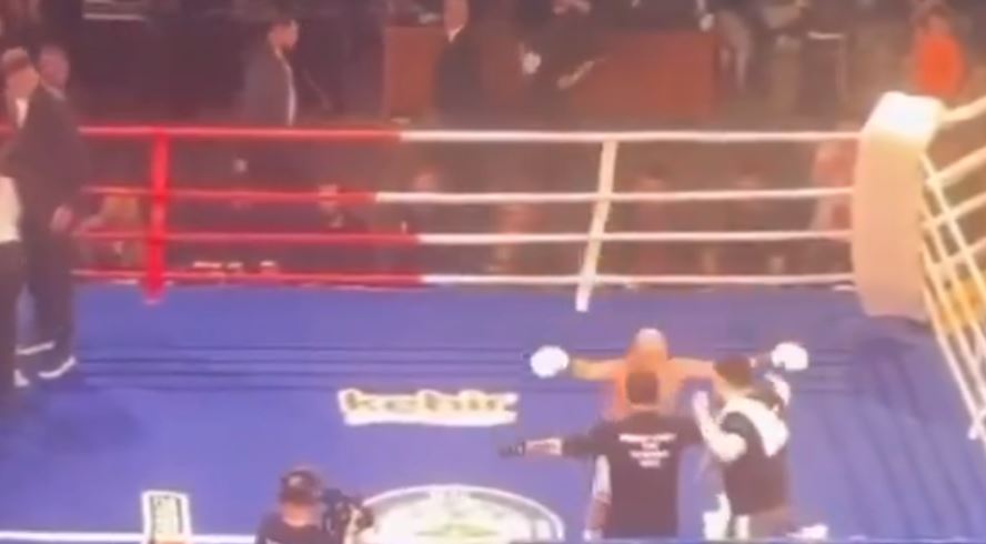 VIDEO  Skena të çmendura në Turqi  tifozët futen në ring dhe rrahin boksierin rus