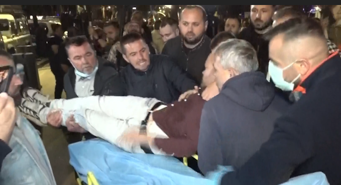 U lëndua pas përplasjes me policinë, aktivisti Aulon Kalaja largohet me ambulancë