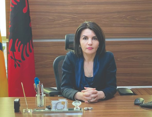 “Duart në fyt” – Një histori suksesi përballë një realiteti presioni