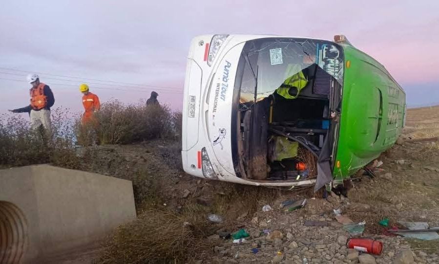 Tragjedi në Bolivi  Të paktën nëntë të vdekur pas përmbysjes së një autobusi