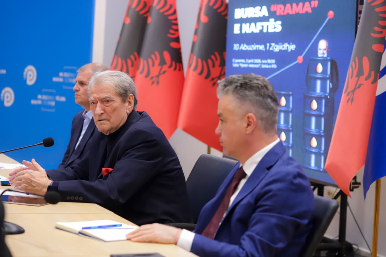  Anijet e Libisë me naftë vijnë për qeverinë   Berisha akuza Ramës për kontrabandë qeveritare  Po plaçkit qytetarë   