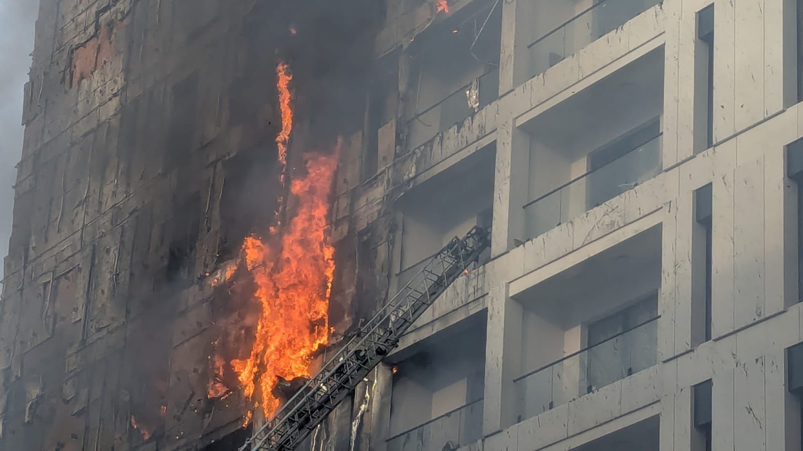 FOTO LAJM  Zjarri shkrumboi fasadën e e kompleksit të banimit pranë QSUT  Qytetarët në panik  dëme të konsiderueshme në banesa