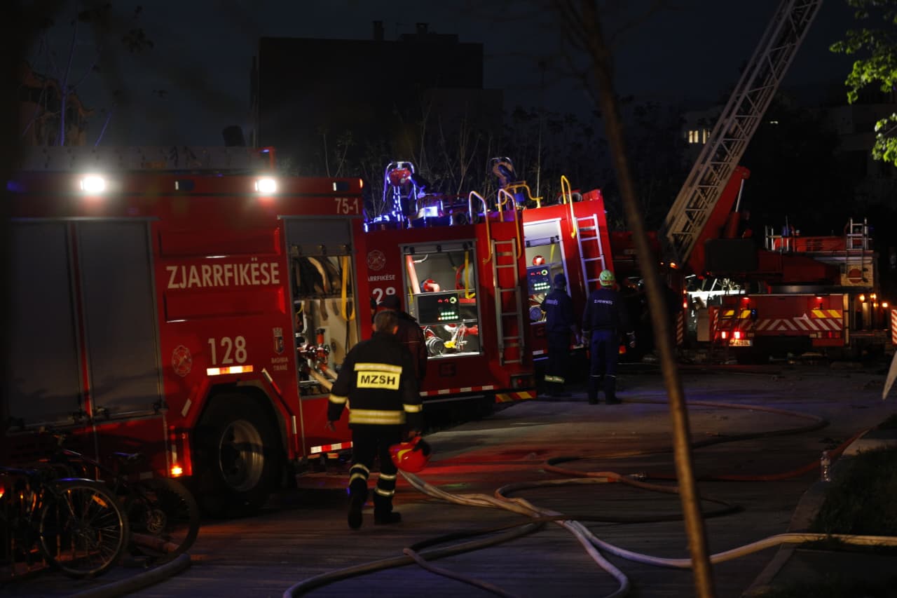 4 vite më parë i njëjti kompleks në Tiranë u përfshi nga flakët  Pas më shumë se 3 orësh  situata vihet në kontroll  gazetari    