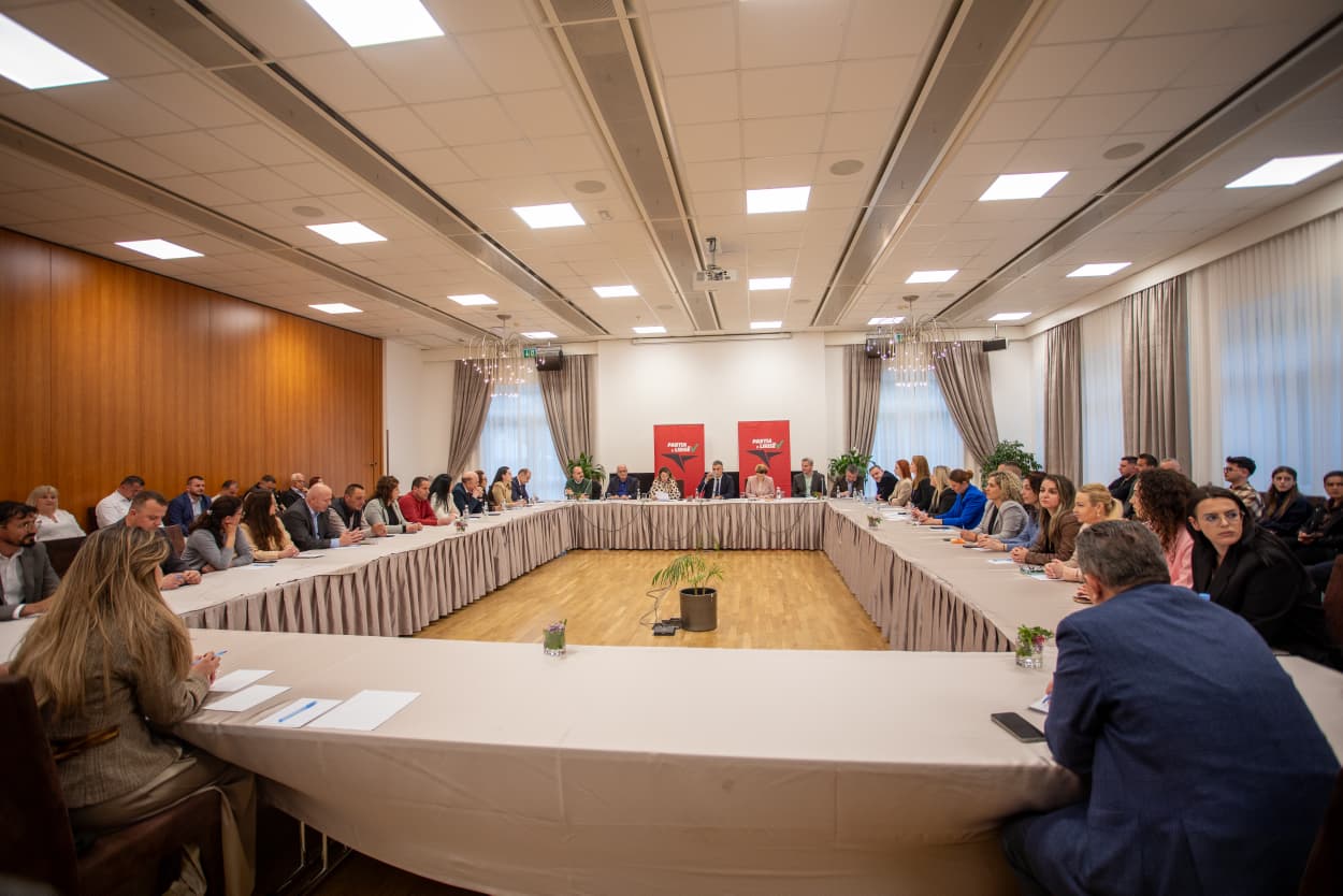 PL prezanton 16 propozime për shëndetësinë, Tedi Blushi: Dyfishim pagash për mjekët e infermierët, rimbursim barnash për pensionistët