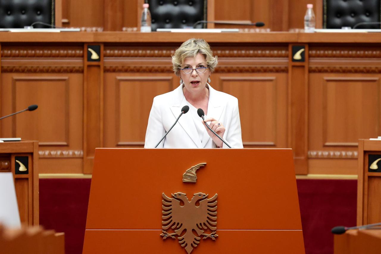 Ministrja Evis Sala në Kuvend  Reforma në onkologji drejt decentralizimit dhe standardeve europiane