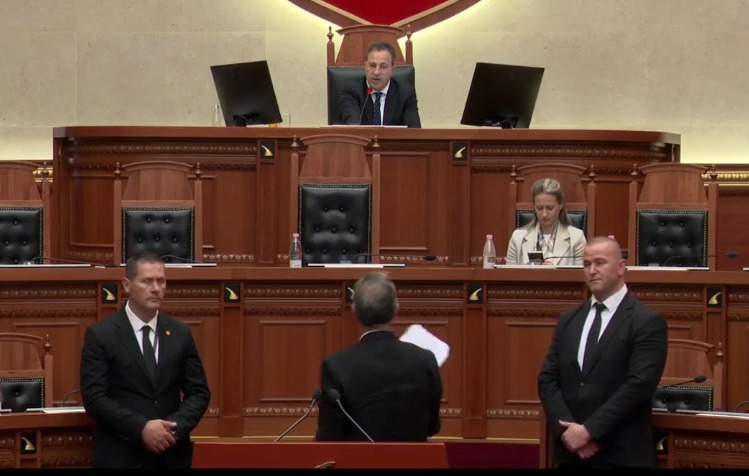 Tensione në Kuvend/ “Kumbaro në konflikt interesi. Ligji shkel parimet e BE”, Luçiano Boçi bllokon foltoren pas fjalës së ministres. Peleshi e përjashton nga salla