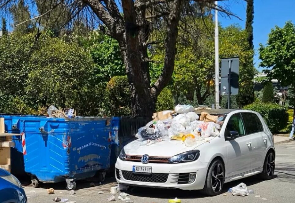 Foto e pazakontë në Tiranë: Banorët e mbushin makinën e parkuar me mbeturina
