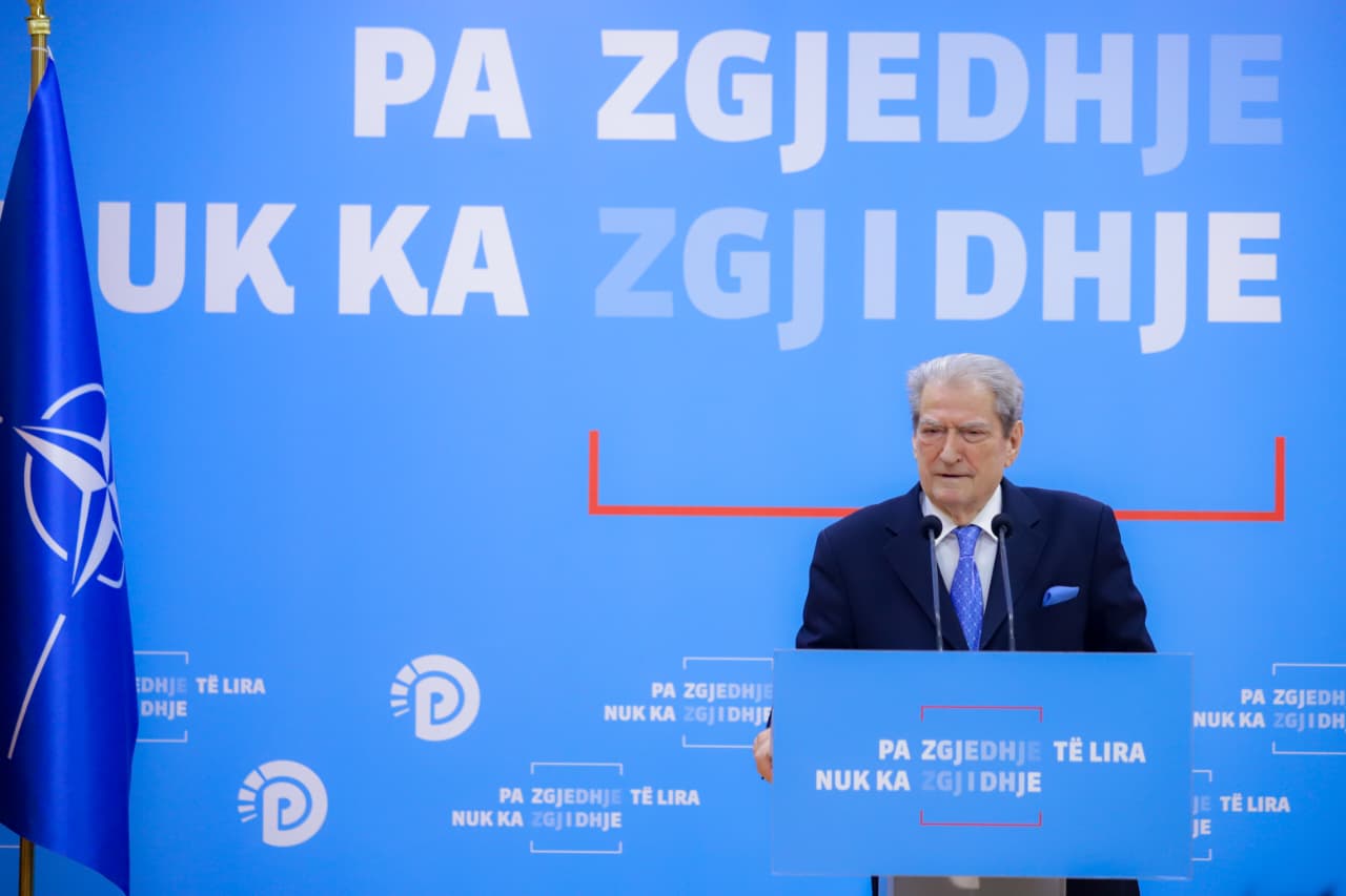 Sali Berisha rikandidon për kryetar PD: "Shpëtova partinë nga duar e zeza, jo "non grata"
