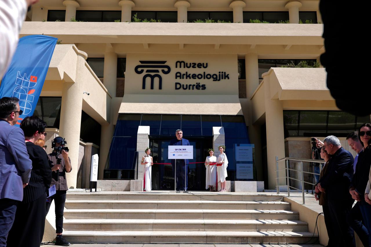 Hap dyert muzeu arkeologjik  ekspozohen 3200 artefakte bashkë me Bukuroshen e Durrësit