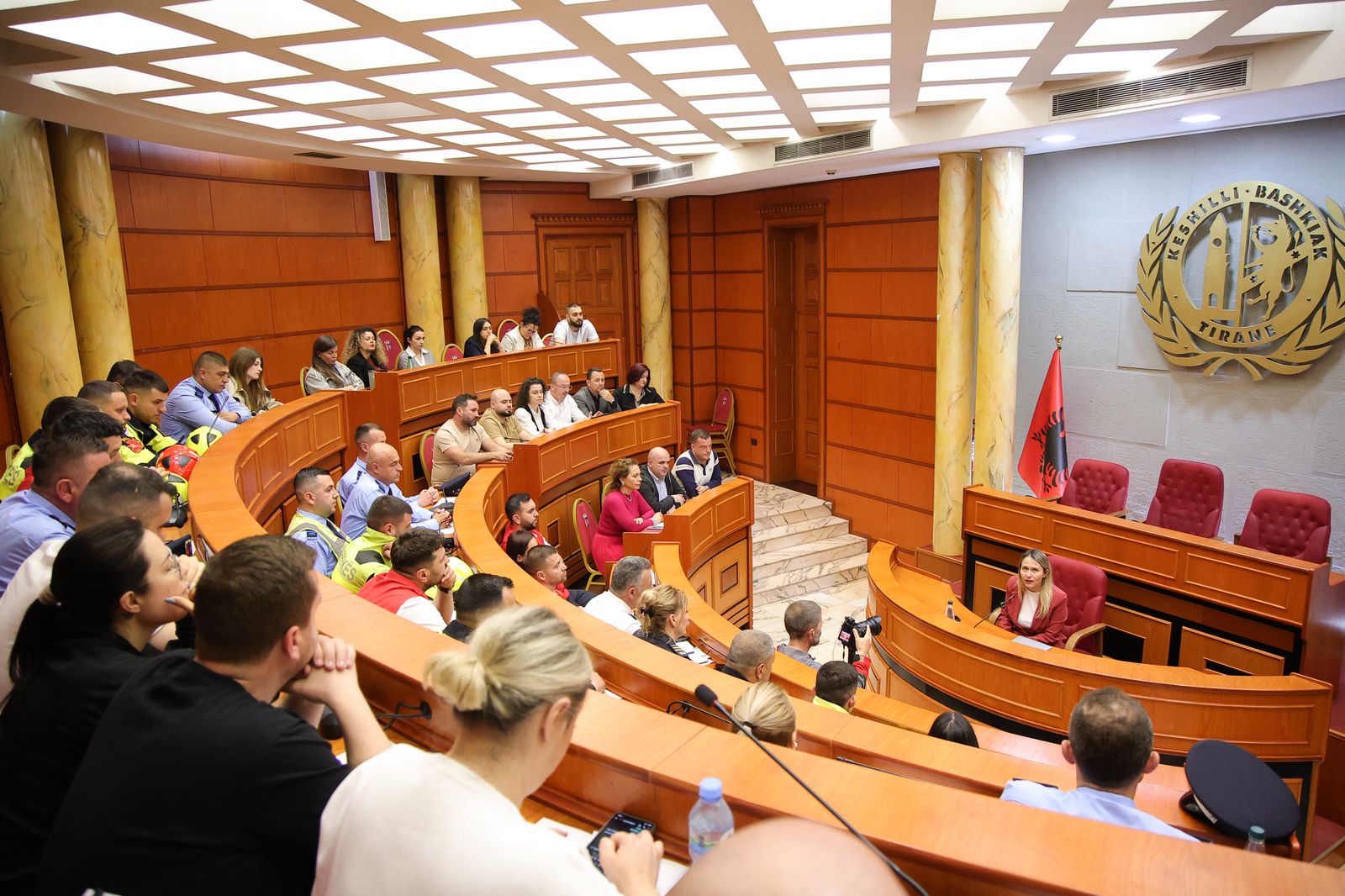 Ristani mbledh strukturat për sigurinë ndaj zjarrit  Kontrolle për të gjitha objektet me leje nga Bashkia e Tiranës