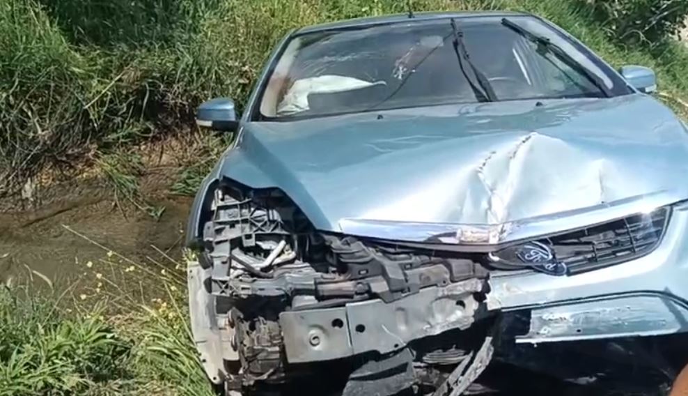 E frikshme në Lushnjë-Berat/ “Fordi” përplas shtyllën e tensionit të lartë dhe përfundon në kanal vaditës, dy të plagosur