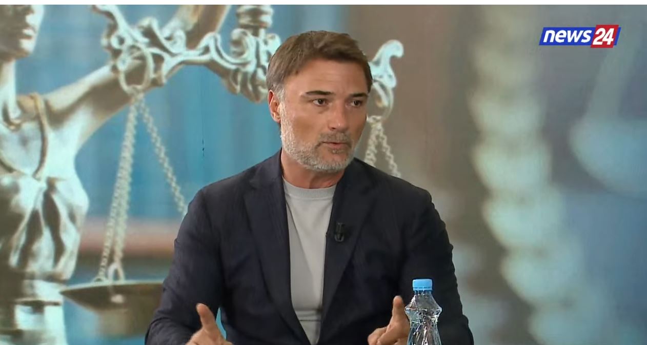 Gjyqi i Ilir Metës: Alibeaj kritikon mbajtjen e pandehurve në kafaz – Drejtësia duhet të jetë e matur
