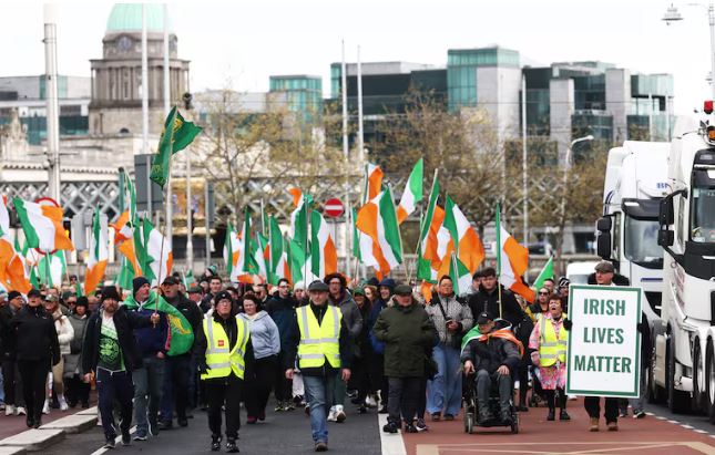 Pompat e benzinës boshatisen pas krizës nga Lindja e Mesme  Irlanda përfshihet nga protestat masive