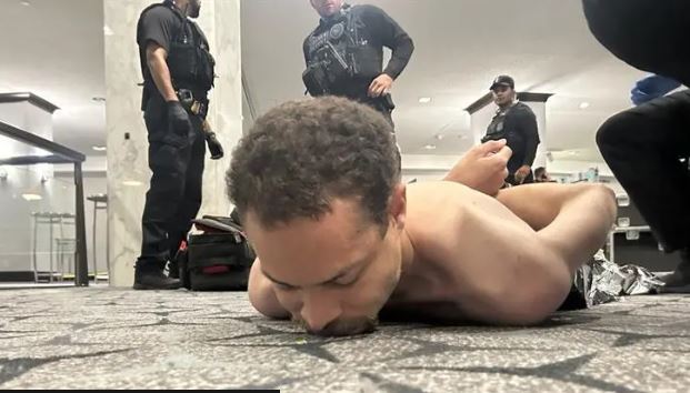 FOTO  Ishte armatosur rëndë  identifikohet autori i sulmit në eventin ku ndodhej presidenti Trump