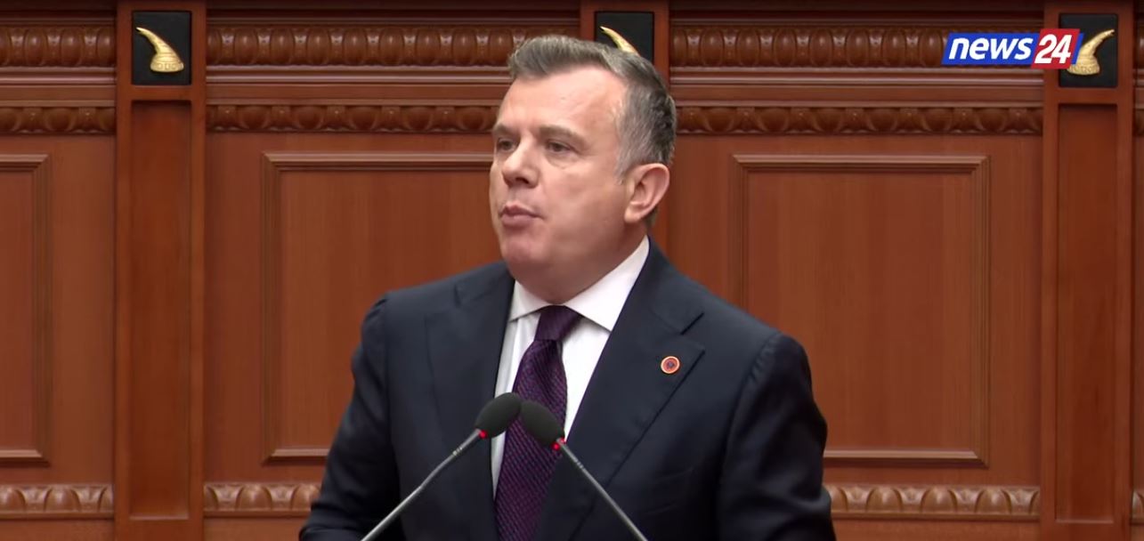  Mos u mërzisni që nismat tuaj i votojmë kundër    Balla ironizon deputetët e opozitës  Hajde ulemi  pa forcë dhe molotovë  Ku   