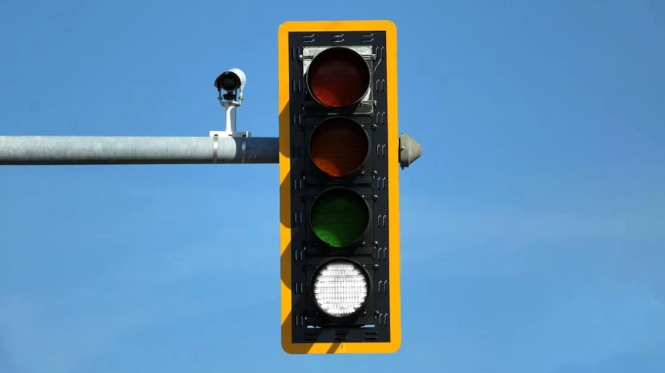  Ngjyra e katërt  po vjen në semaforët në rrugët e Evropës  si po e ndryshon e bardha trafikun