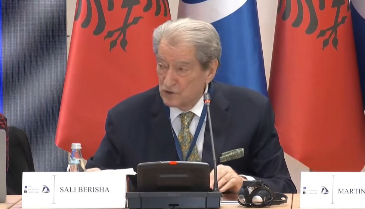  Kryeministër mizogjen  Me atletet e bardha do të fshehë    Berisha  Bosët e karteleve e kanë të hapur derën në zyrën e    