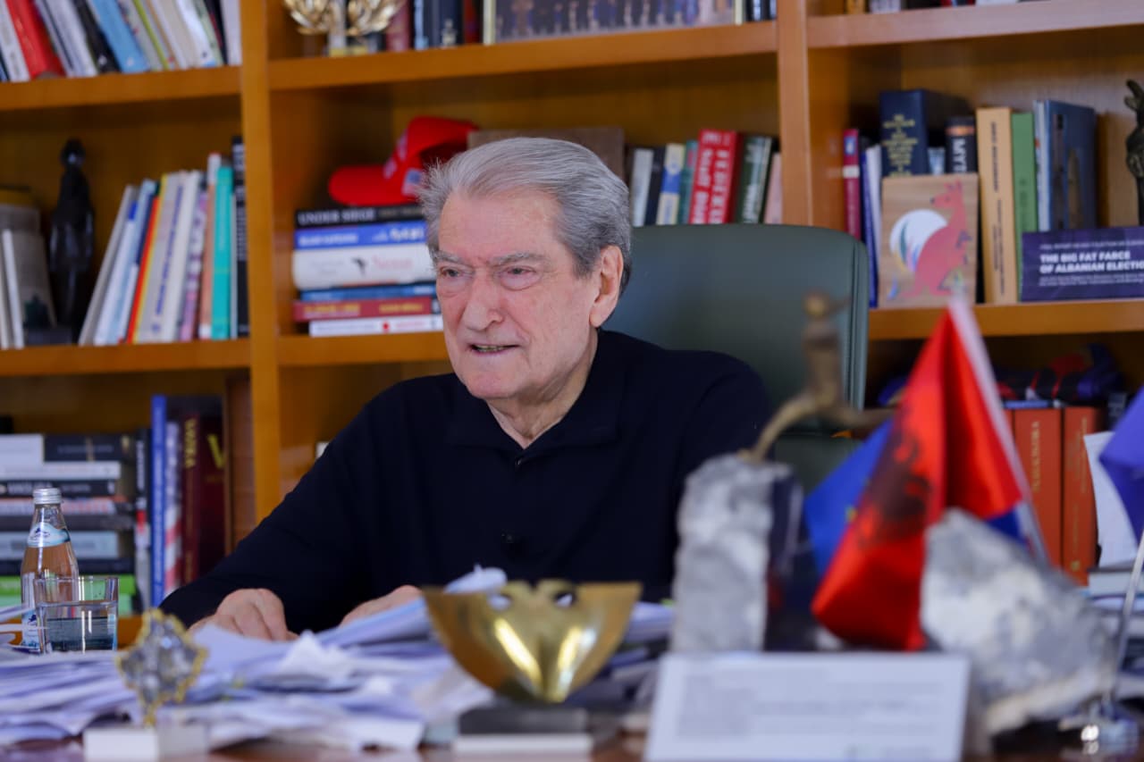  Blushi  Xhixho dhe Haxhinasto u larguan nga protesta pas fjalimit tuaj   Berisha për deputetët e PL  Duhet të qën   