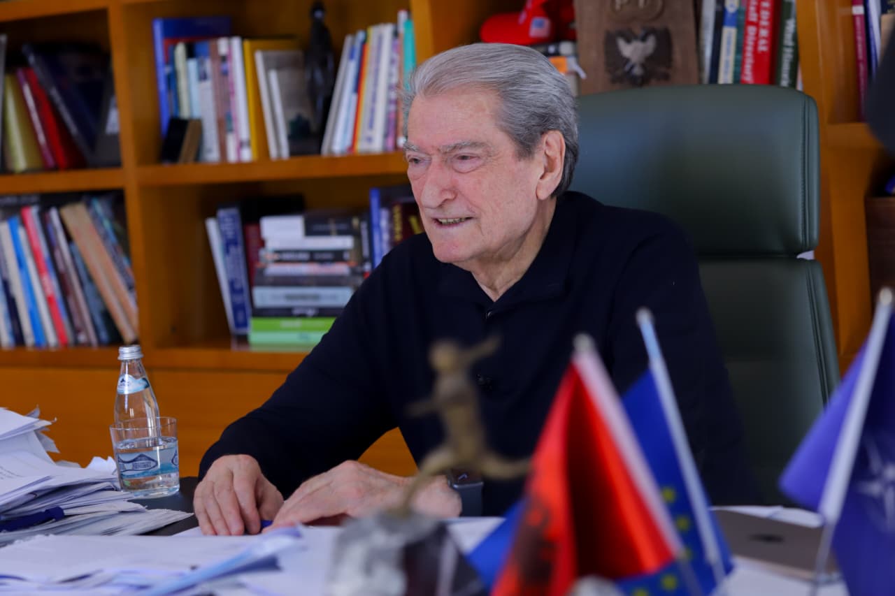  Ergys Agasi më shumë rri në Surrel se në Xhafzotaj   Berisha  Zyra e kryeministrit është shndërruar në zyrë pritë   