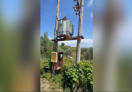 Korreshi publikon pamjet e rrezikshme të linjës elektrike në mes të rrugës dhe ironizon  A hyhet kështu në Urop o Karakaç 