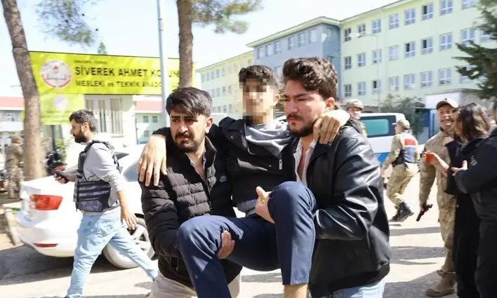 Sulm me armë në një shkollë në Turqi/ 16 të plagosur, nxënësit u hodhën nga dritaret për t’u shpëtuar plumbave. Vetëvritet autori