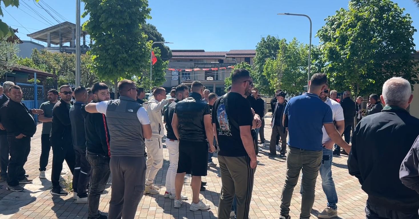 Shërbimet bazë transferohen në Levan  banorët e Cakranit protestë  Duhet të udhëtojmë 27 kilometra  të merren masa