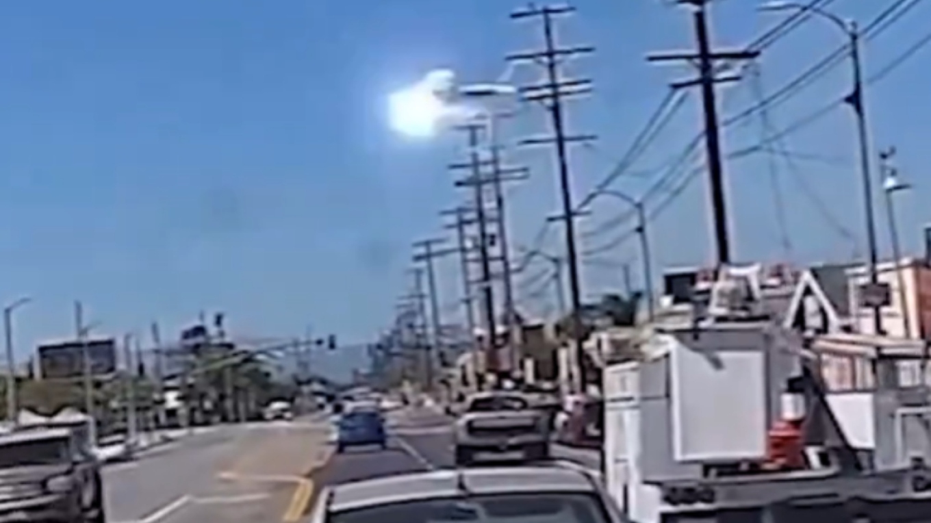 VIDEO  Avioni në Los Angeles përplaset me telat e tensionit të lartë dhe përfundon në 