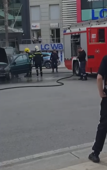 Ishte në lëvizje  përfshihet nga flakët makina në Durrës