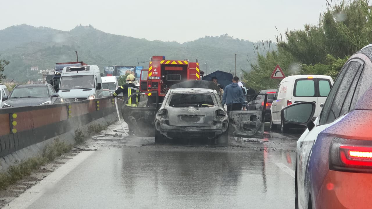 Incident i rrezikshëm në autostradën Durrës-Vorë: Makinë e mbuluar nga flakët
