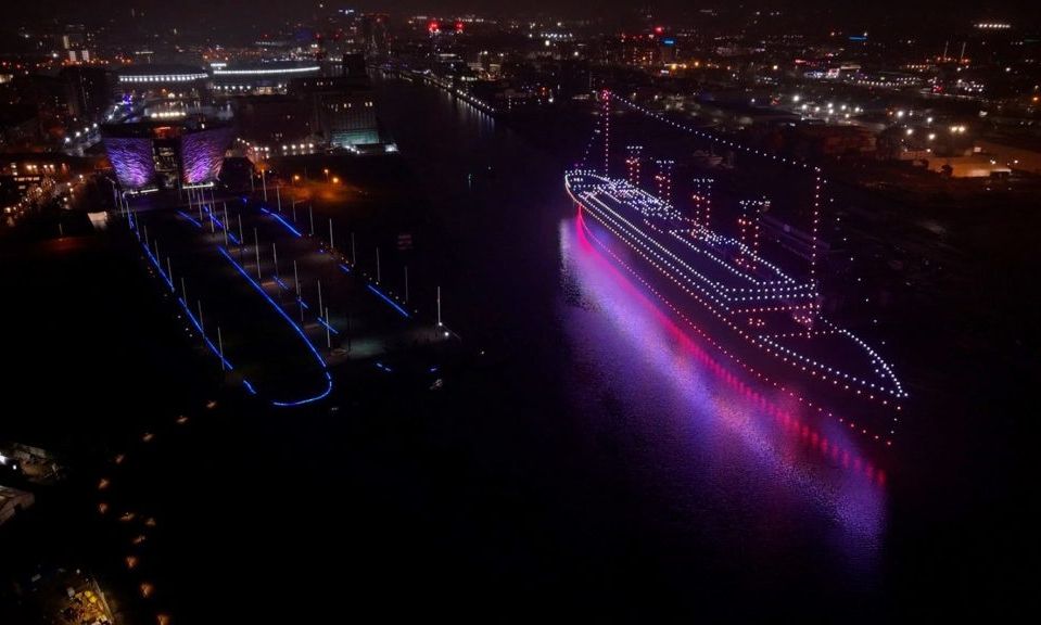 Homazhe për Titanikun  950 dronë simuluan nisjen e tij nga porti i Belfastit për udhëtimin e fundit para tragjedisë