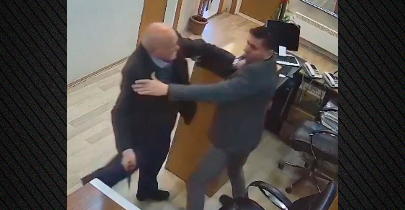 Momente paniku  I moshuari futet me thikë në ndërtesën qeveritare dhe sulmon punonjësin  VIDEO 