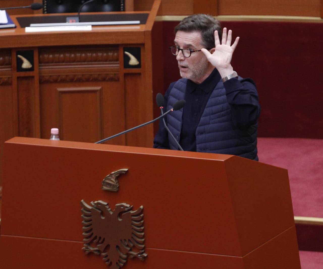 Salla thuajse bosh! Braçe interpelancë me ministrin e Bujqësisë për fermerët, deputetët braktisin Kuvendin