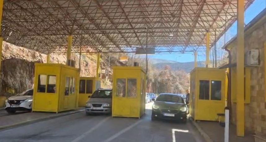 Pashkët kthejnë emigrantët  Fluks i lartë lëvizjesh në Kapshticë  mbi 7 mijë shtetas hyjnë në territorin shqiptar në 24 orët e   