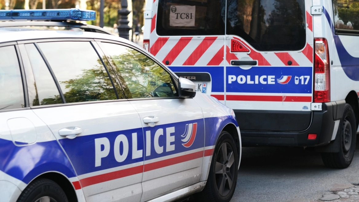 “Dy vite pa u larë, i zhveshur dhe i rrethuar nga mbeturina e jashtëqitje”/ Horror në Francë! 9-vjeçari prej 2 vitesh u mbyll në një furgon nga babai. Kishte harruar të ecte…