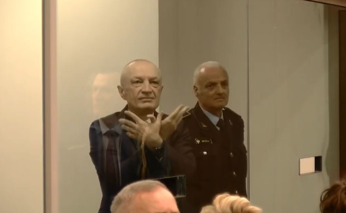 Mbi 1 vit në qeli/ Nga simboli i shqiponjës pas kafazit të xhamit te kilogramët e humbur, Meta shfaqet me look ndryshe (VIDEOLAJM)