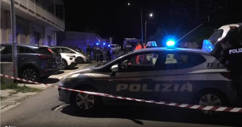 E rëndë në Itali  Nëna me tre fëmijët hidhet nga kati i katërt i pallatit  njëri prej tyre mbijeton  por 