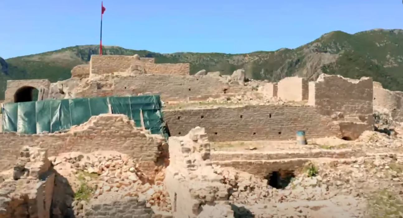 Rindërtohet Kalaja e Borshit  restaurohet dhe xhamia e kalasë