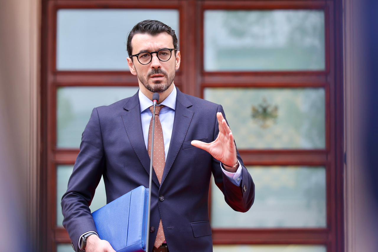 Kriza me çmimin e karburanteve/ A do të hiqet taksa e qarkullimit? Ministri Karakaçi: Implikimet fiskale nuk duhen prekur në kohë krize