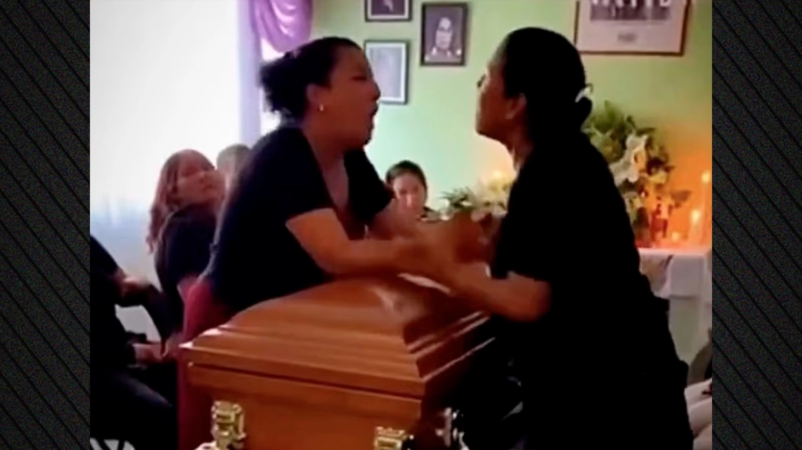  Do më mungosh dashuria ime   Gratë rrihen me njëra tjetrën gjatë ceremonisë së varrimit  Kush je ti   VIDEO 