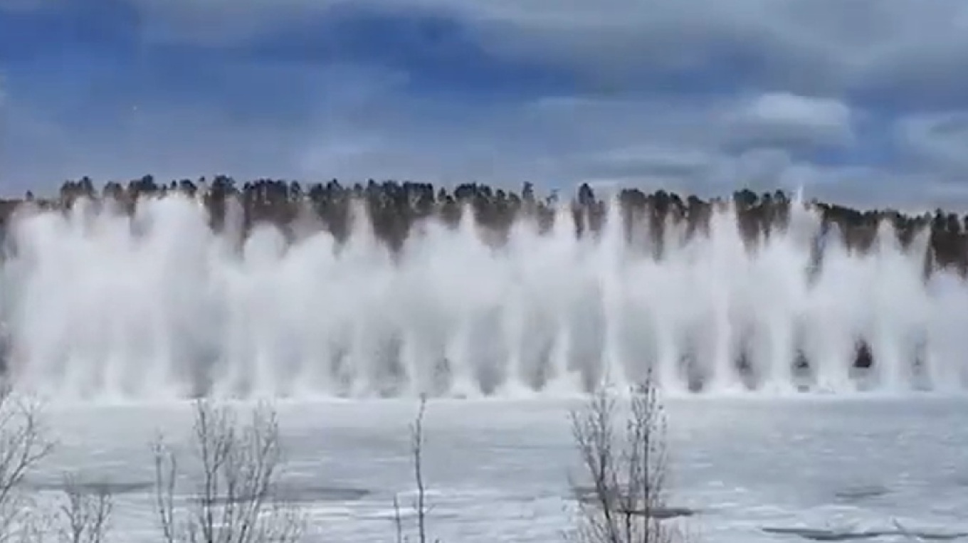 Shatërvanë prej bore  Imazhe të pabesueshme të shpërthimeve të akullit në lumin Amur në kufirin Kinë Rusi