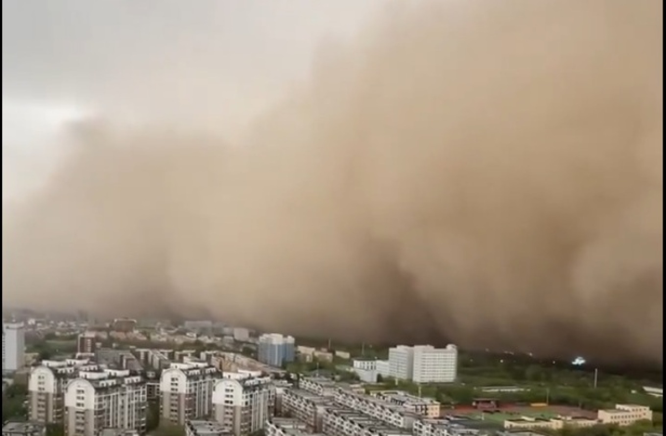 VIDEO  Stuhitë e fuqishme të pluhurit dhe rërës nga Mongolia  mbytin  provincat në Kinën veriore