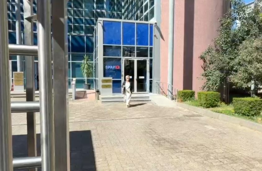  I kemi vënë në hekura   Kryemadhi në SPAK për masës detyrim paraqitje  del nga godina duke kërcyer  batutat me gazetarët