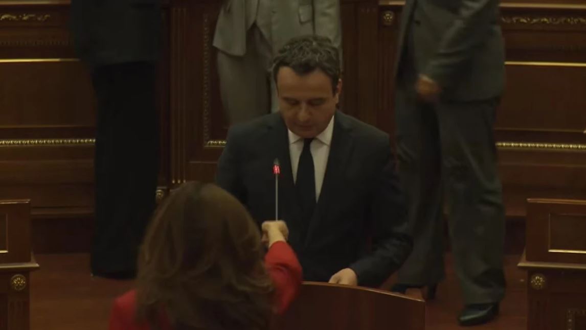 VIDEO/ Tensione në Kuvendin e Kosovës, deputetja e PDK afrohet tek foltorja, i largon mikrofonin Albin Kurtit
