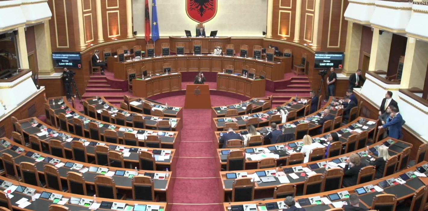 Peleshi përjashtoi nga seanca plenare deputetin Luçiano Boçi  PD dhe PL braktisin sallën e parlamentit